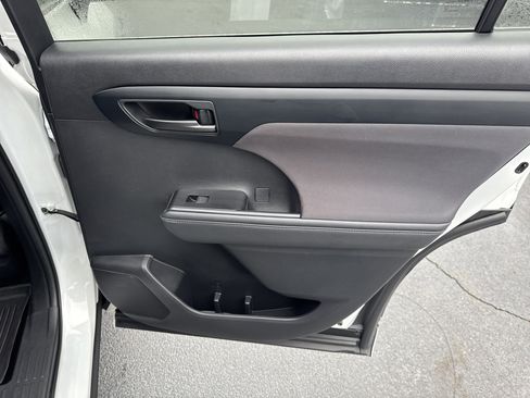 Used 2023 Toyota Highlander LE image 33