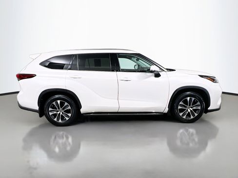 Used 2020 Toyota Highlander XLE FWD image 3