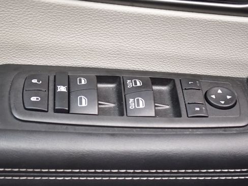 Used 2023 Chrysler Pacifica Touring-L FWD image 19