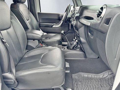 Used 2015 Jeep Wrangler Unlimited Rubicon AWD/4WD image 24