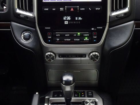 Used 2018 Toyota Land Cruiser image 17