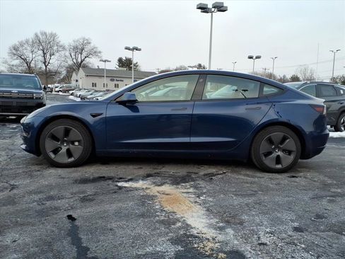 Used 2023 Tesla Model 3 Standard Range image 2