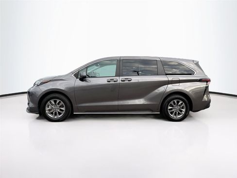 Used 2024 Toyota Sienna LE image 4