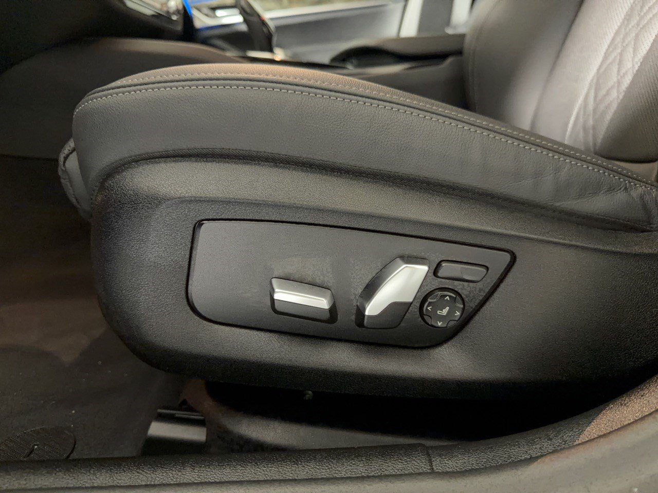 Used 2023 BMW 530e w/ M Sport Package RWD image 16
