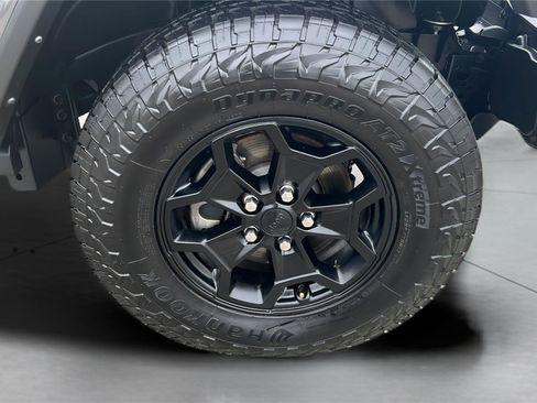 Used 2023 Jeep Gladiator Willys image 20