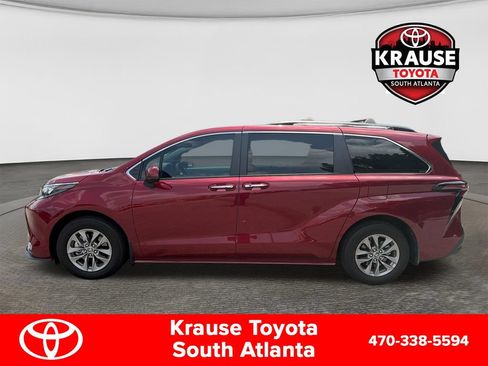 Used 2024 Toyota Sienna XLE FWD image 4