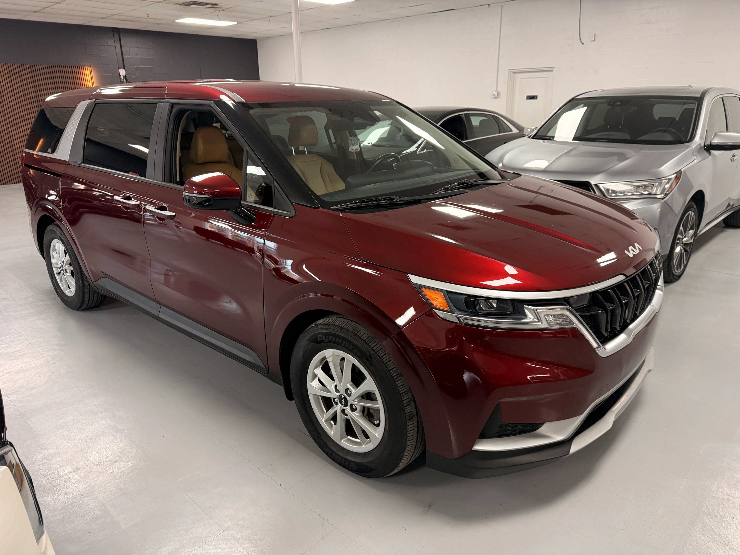 Used 2022 Kia Carnival LX FWD image 1