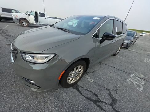 Used 2025 Chrysler Pacifica Select FWD image 1