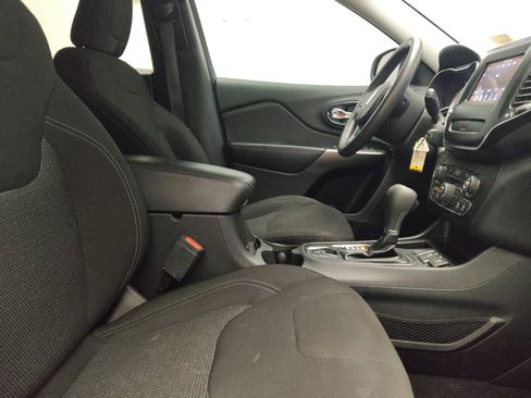 Used 2020 Jeep Cherokee Latitude FWD image 21