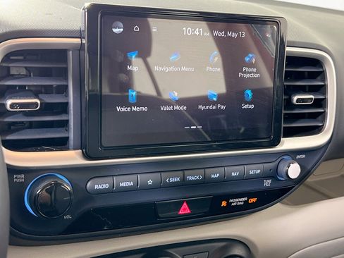 Used 2023 Hyundai Venue Limited FWD image 15