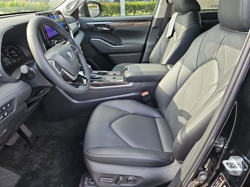 New 2025 Toyota Highlander Platinum image 18