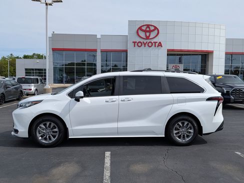Used 2025 Toyota Sienna LE w/ LE Plus Package AWD/4WD image 5