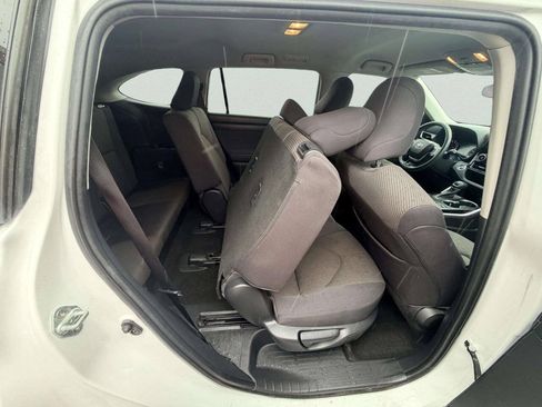 Used 2023 Toyota Highlander L FWD image 34