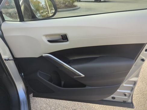 Used 2025 Toyota Corolla Cross L image 23