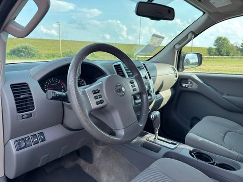 Used 2013 Nissan Frontier SV w/ SV Value Truck Pkg AWD/4WD image 18