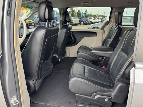 Used 2014 Chrysler Town & Country Touring image 7