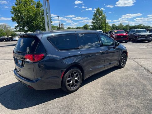 Used 2020 Chrysler Pacifica Touring-L Plus w/ Advanced Safetytec Group FWD image 6