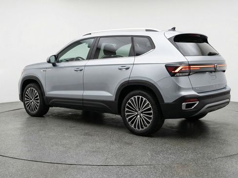 Used 2025 Volkswagen Taos SE image 6