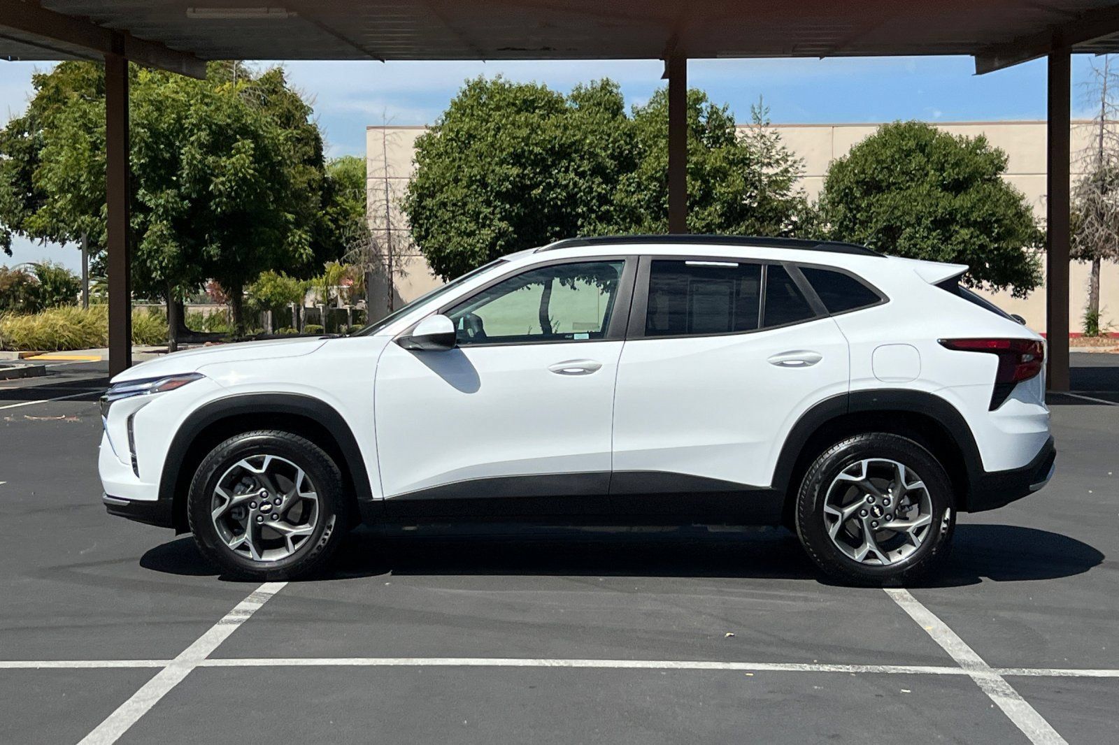 Used 2025 Chevrolet Trax LT FWD image 14
