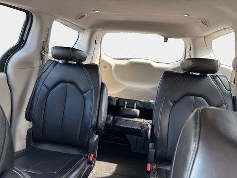 Used 2023 Chrysler Pacifica Touring-L FWD image 19