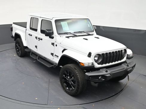 Used 2025 Jeep Gladiator Sport AWD/4WD image 19