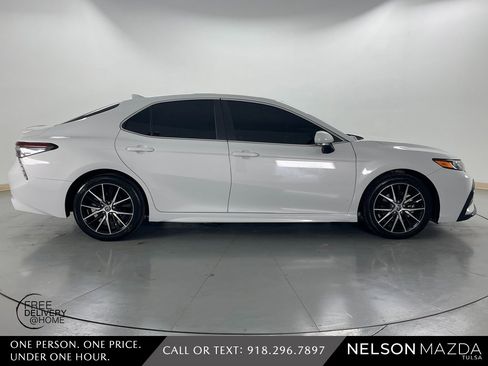 Used 2022 Toyota Camry SE image 5