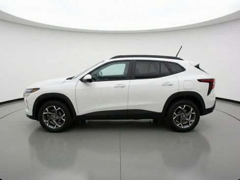 Used 2025 Chevrolet Trax LT w/ LT Convenience Package image 5