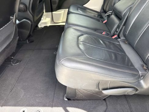Used 2018 Chrysler Pacifica Touring-L w/ Tire & Wheel Group FWD image 14