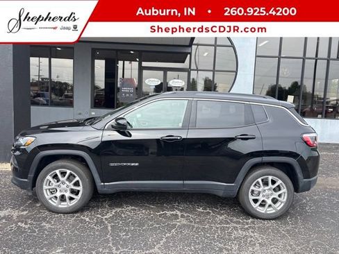 Used 2023 Jeep Compass Latitude AWD/4WD image 1