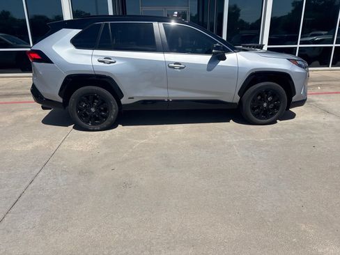 Used 2024 Toyota RAV4 XSE AWD/4WD image 5