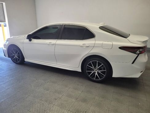 Used 2022 Toyota Camry SE image 3