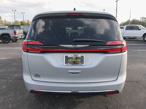 Used 2023 Chrysler Pacifica Touring-L FWD image 8