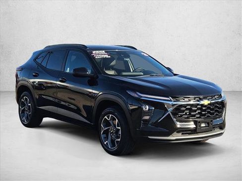 Used 2025 Chevrolet Trax LT w/ LT Convenience Package image 3