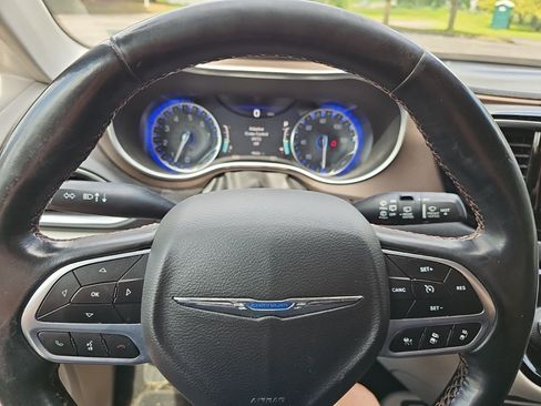 Used 2019 Chrysler Pacifica Touring-L Plus w/ Advanced Safetytec Group FWD image 23