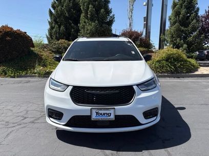 Used 2025 Chrysler Pacifica Limited