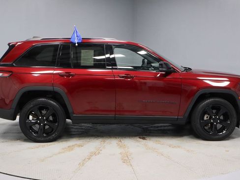 Used 2023 Jeep Grand Cherokee Altitude AWD/4WD image 6