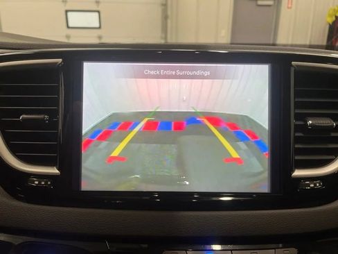 Used 2025 Chrysler Pacifica Select FWD image 22
