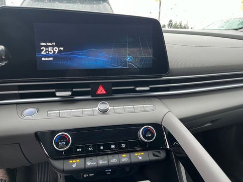 Used 2025 Hyundai Elantra SEL image 21