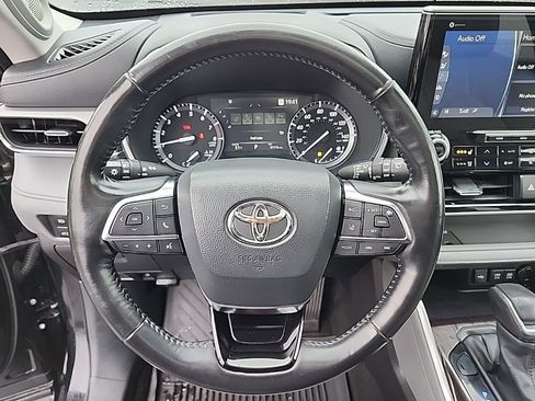 Used 2021 Toyota Highlander Platinum image 12