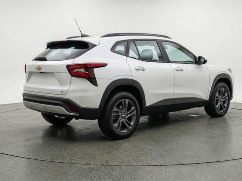 Used 2025 Chevrolet Trax LT FWD image 9