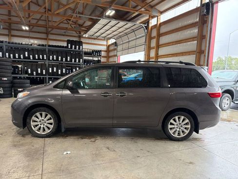 Used 2017 Toyota Sienna XLE AWD/4WD image 11