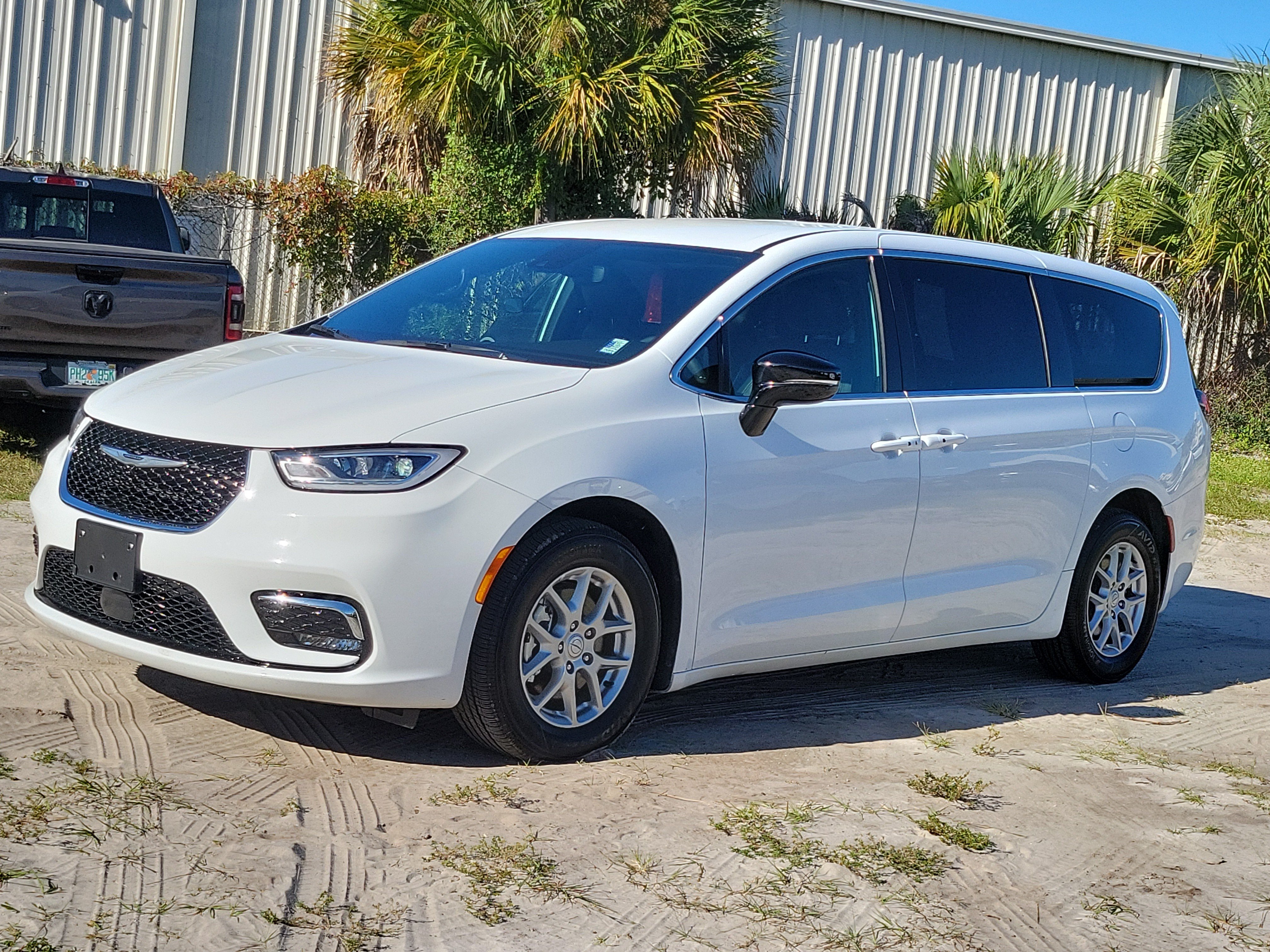 Used 2026 Chrysler Pacifica Select FWD image 2