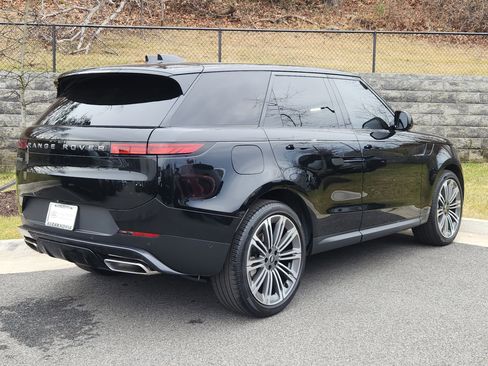 Used 2025 Land Rover Range Rover Sport SE image 2
