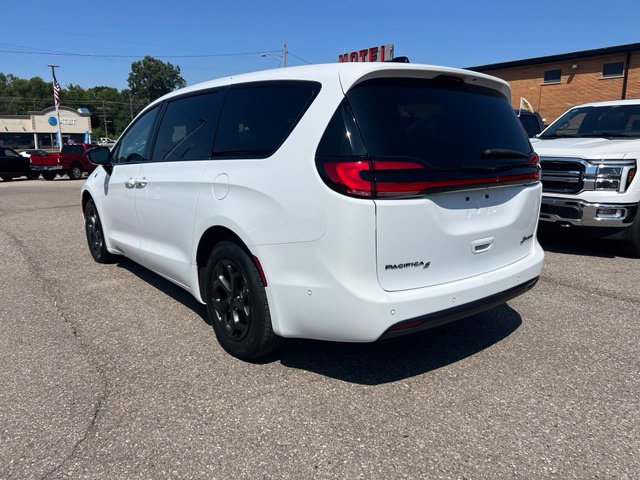 Used 2024 Chrysler Pacifica Limited FWD image 6