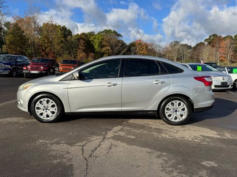 Used 2013 Ford Focus SE w/ SE Winter Pkg image 2