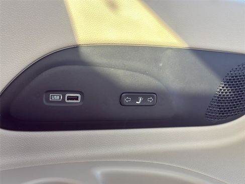 Used 2017 Chrysler Pacifica Limited image 26