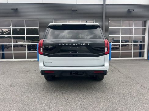 Used 2025 Ford Expedition Active RWD image 3