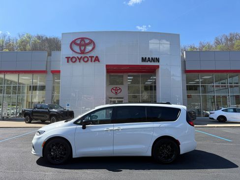 Used 2025 Chrysler Pacifica Limited FWD image 1