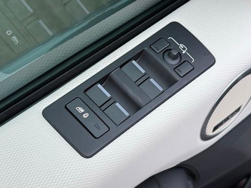 Used 2024 Land Rover Discovery Dynamic SE image 16