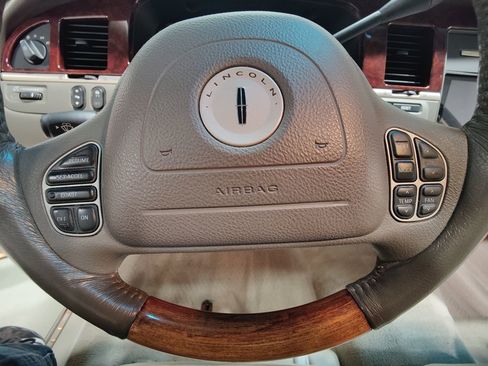 Used 2004 Lincoln Town Car Ultimate image 27